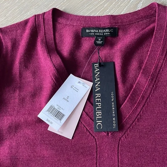 Banana Republic wool v neck sweater, size S/P; new - Picture 6 of 6